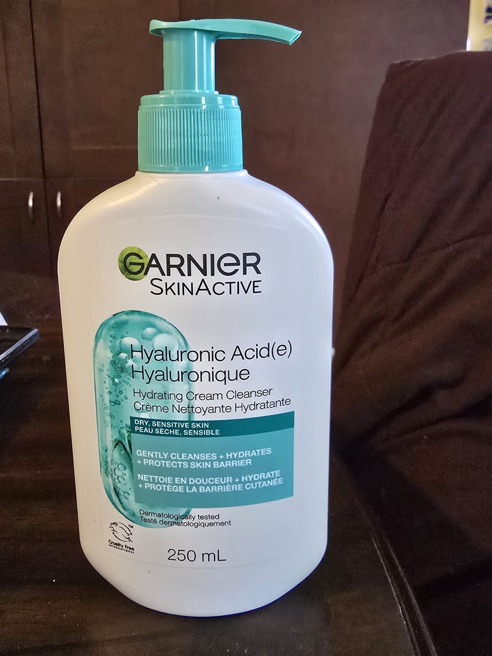 Garnier SkinActive Hydrating Cream Cleanser Teal/White Pump